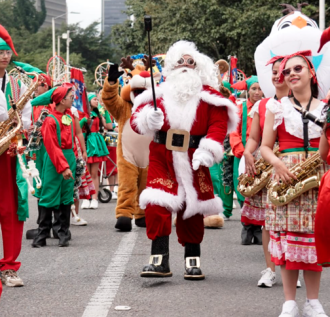 Vive el desfile de comparsas de Navidad por la Carrera Séptima 