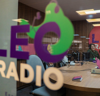 Logo de LEO radio