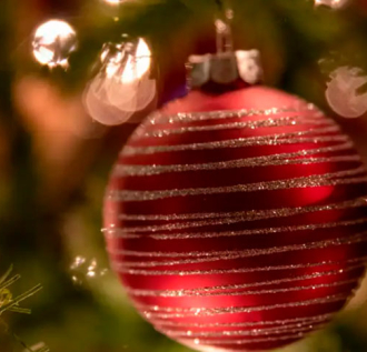 Manos que tejen Navidad