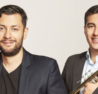 dos jovenes uno con una trompeta