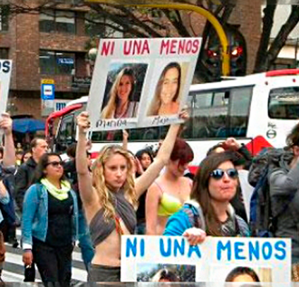 Personas marchando en contra de las violencias de género