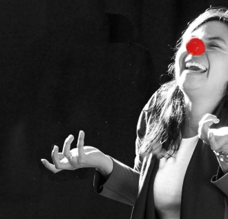 mujer con nariz de payaso riendo