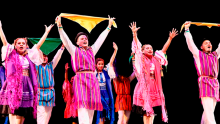 grupo de danza en escenario