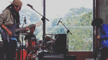 banda musical tocando instrumentos