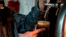 persona sirviendo cerveza