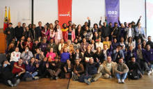 Grupo de personas posando 