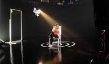 Hombre sentado en una silla