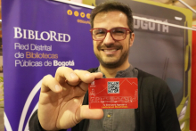 Hombre sosteniendo tarjeta tullave