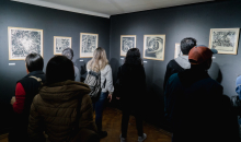 Personas viendo cuadros