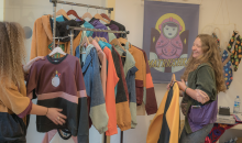 Mujer vendiendo ropa