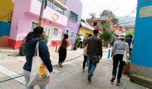 Personas caminando en la calle