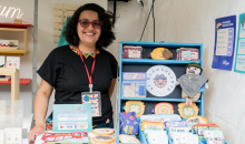 Mujer sonriendo mostranto unos productos