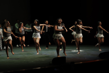 Grupo de niños y niñas bailan