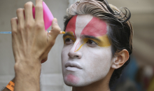 Hombre maquillándose