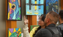 PErsona observando pinturas