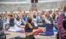 Personas haciendo yoga