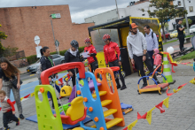 Personas reunidas haciendo deporte