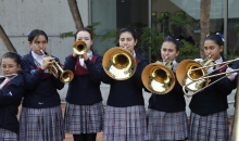 Niñas tocando trompeta
