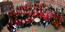 Foto de la Filarmónica en un colegio de Bogotá y sus alumnos