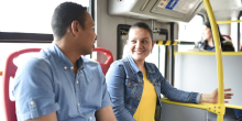 Usuarios dentro de un bus de TransMilenio