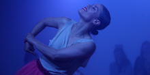 Bailarina en medio de su presentación.