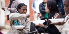 Dos mujeres jóvenes