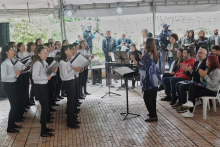 Navidad 2024 Bogotá personas en un coro con el alcalde y secretario de Cultura