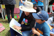 niño y madre leyendo