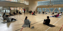Fotografía de personas haciendo yoga
