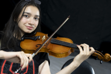Mujer tocando el violín