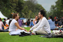 personas practicando yoga en un parque