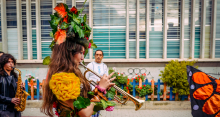 Artista escénica tocando trompeta