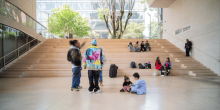 Fotografía de personas habitando el Teatro Urbano del Centro Felicidad Chapinero