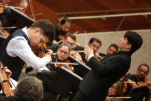 músicos interpretando el violín