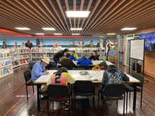 personas en biblioteca