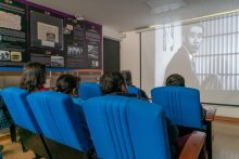 personas viendo cine